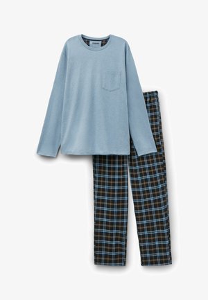 Lichtblauw overhemd met lange mouwen en een borstzak, gecombineerd met zwarte en blauwe geruite broek met bruine accenten en een elastische tailleband.