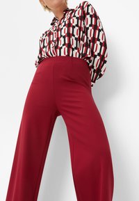 BRAX STYLE LILLYTH  - Stoffhose - cranberry