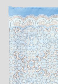 Jasnoniebieska tkanina wzorzysta z misternymi kwiatowymi i paisley'owymi wzorami w beżu i ciemniejszym niebieskim. Gładka tekstura, miękki materiał.