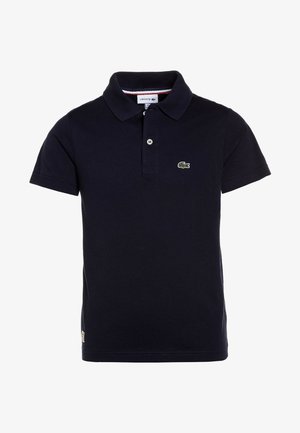 Polo de manga corta azul marino con cuello, dos botones y un pequeño logo de cocodrilo verde en el pecho izquierdo.