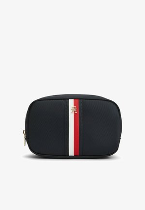Bolsa rectangular negra con una franja vertical central roja y blanca y un pequeño logotipo dorado en el frente, con una cremallera dorada en el lateral.