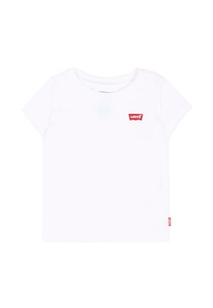T-shirt blanc à manches courtes avec un patch logo Levi's rouge sur la poitrine et une petite étiquette rouge Levi's sur la couture latérale.