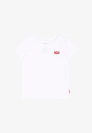Biała koszulka z krótkim rękawem z czerwonym naszywką z logo Levi's na piersi oraz małą czerwoną metką Levi's na bocznym szwie.