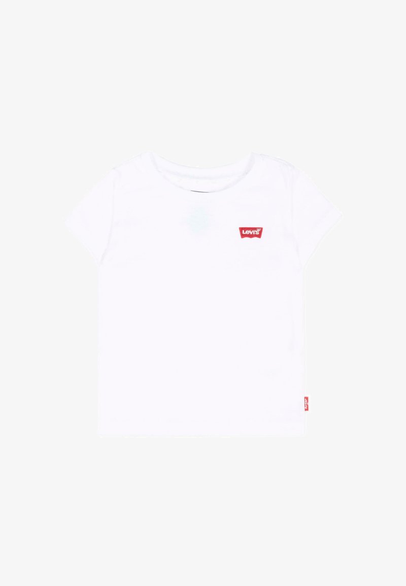 T-shirt blanc à manches courtes avec un patch logo Levi's rouge sur la poitrine et une petite étiquette rouge Levi's sur la couture latérale.