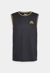 Schwarzes sportliches, ärmelloses Oberteil aus Netzstoff, mit gelben Akzenten am Kragen und den Armlöchern, sowie einem Fila-Logo auf der Brust.