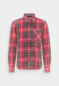 Camicia a quadri rossi e grigi in cotone, con bottone davanti, colletto, maniche lunghe e una tasca sul petto.
