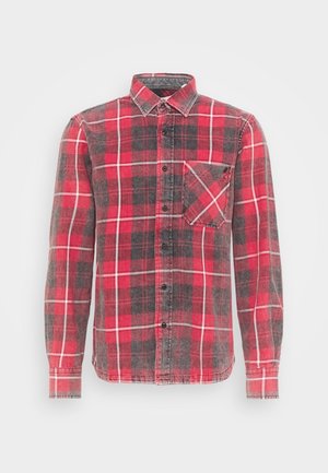 Červeno-šedá kostkovaná košile z bavlny, která má zapínání na knoflíky, límeček, dlouhé rukávy a jednu náprsní kapsu.