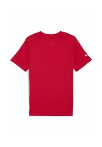 Tricou roșu cu mânecă scurtă văzut din spate, având un decolteu rotund și un logo mic pe mânecă.