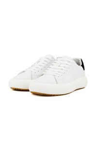 Sneakers bianchi in pelle con punta rotonda, design con lacci e accentuazione nera sul tallone. Presentano una suola in gomma testurizzata.