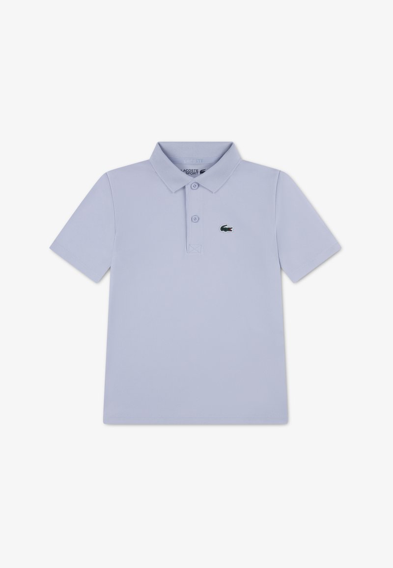 Polo bleu clair en tissu respirant, avec col, patte à deux boutons et logo brodé vert sur la poitrine.