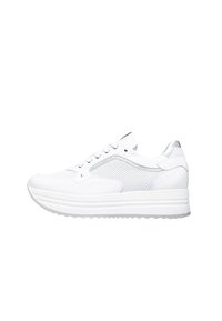 Sneaker bianco con tomaia in rete e pelle, punta rotonda, suola piatta, chiusura con lacci e dettagli argentati lungo il tallone e il pannello laterale.