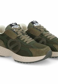 Olijfgroene sportieve schoenen van mesh en suede met beige accenten, ronde neus, getextureerde tussenzool en platte rubberen zool.