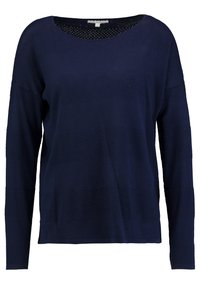 Granatowy sweter z długim rękawem, z teksturowanym wzorem, okrągłym dekoltem i luźnym krojem. Wykonany z miękkiego, lekkiego dzianinowego materiału.