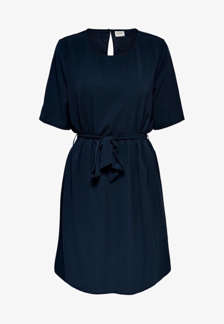 Robe bleu marine à manches courtes avec encolure ronde, dos à ouverture en goutte et ceinture en tissu nouée à la taille.