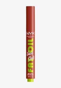 Baume à lèvres NYX Fat Oil dans un tube marron rougeâtre avec des lettres vertes et blanches vives. Comprend un applicateur à clic et une finition brillante.