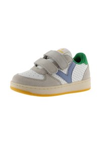 Grijze en witte sneaker met groene en blauwe accenten, van suède en geperforeerd leer, klittenbandsluitingen en een geribbelde rubberen zool.