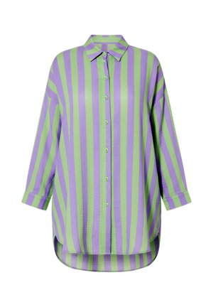 Langærmet skjorte med knapper, med lodrette grønne og lilla striber, krave og buet kant, vist på hvid baggrund.