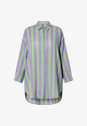 Langærmet skjorte med knapper, med lodrette grønne og lilla striber, krave og buet kant, vist på hvid baggrund.