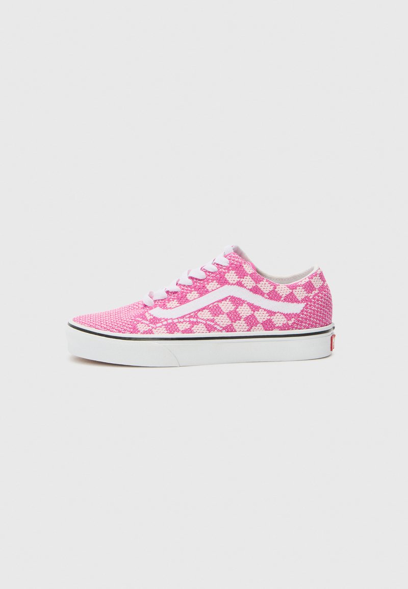 Roze canvas sneakers met een ruitjespatroon, witte veters en een witte rubberen zool met een zwarte accentlijn.