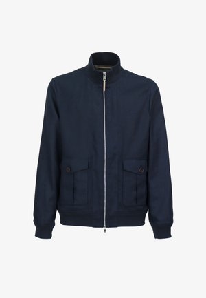 Bavlnená bomber bunda námorníckej modrej farby s postaveným golierom, predným zipsom, dvoma vreckami s klapkami a rebrovanými manžetami pre priliehavý vzhľad.