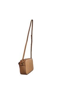 Borsa a tracolla in pelle marrone chiaro, di forma rettangolare, con tracolla regolabile, superficie texture e un singolo dettaglio in metallo dorato.
