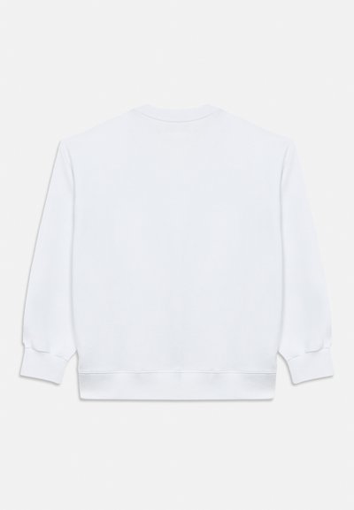 Bela majica z dolgimi rokavi, okroglim izrezom in rebrastimi manšetami. Gladek tekstura brez vidnih vzorcev ali poudarkov na hrbtni strani.