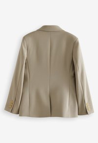 Blazer beige con un diseño ajustado, cuello con muescas y mangas largas. Presenta acentos de cuatro botones en los puños y una tela suave y texturizada.