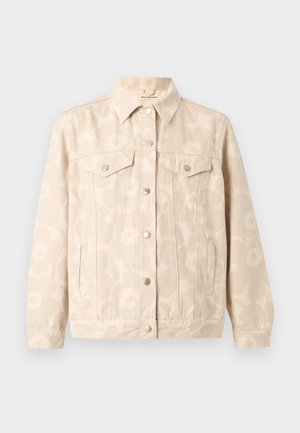 Jachetă bej cu nasturi, model floral, buzunare cu clapetă și nasturi la piept, buzunare laterale și guler clasic pe fundal simplu.