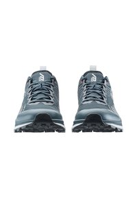 Scarpe da ginnastica grigie con tomaia in rete, accenti bianchi a contrasto, suole testurizzate e un design minimalista con linguetta.