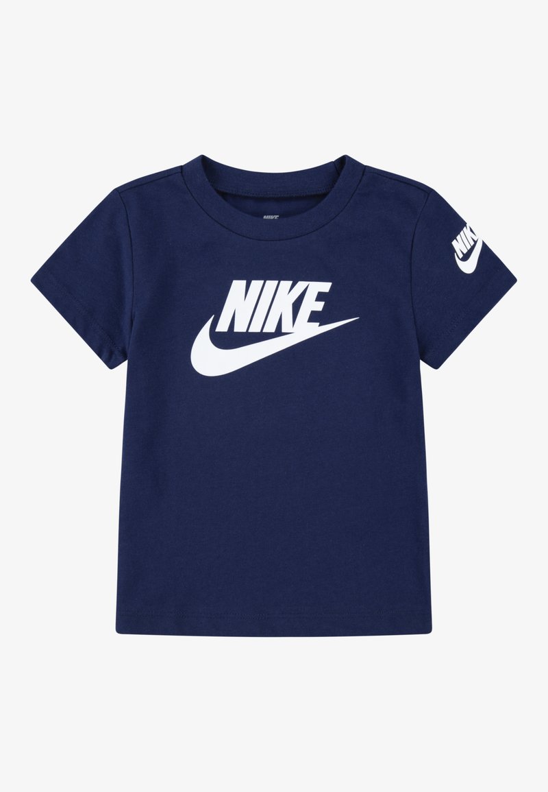 Laivastonsininen puuvillainen t-paita, jossa on lyhyet hihat sekä edessä valkoinen Nike-logo ja swoosh, ja oikeassa hihassa pieni logo.