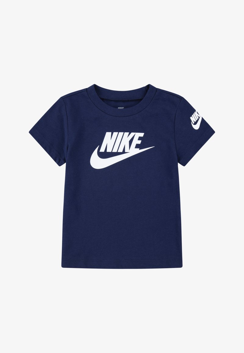 T-shirt en coton bleu marine à manches courtes, avec un logo Nike blanc et le swoosh sur le devant, ainsi qu'un petit logo sur la manche droite.