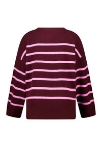 Bordeauxrode trui met roze horizontale strepen, heeft een losse pasvorm, een ronde hals en een geribbelde textuur bij de zoom en manchetten.