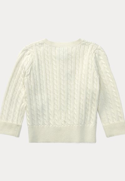 Pull blanc en maille torsadée avec manches longues et poignets, ourlet et encolure côtelés sur un fond uni.