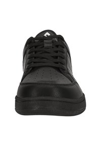 Svart sneakers med en texturerad läderöverdel, perforerade detaljer, platta snörning och en gummisula med ett subtilt mönster.