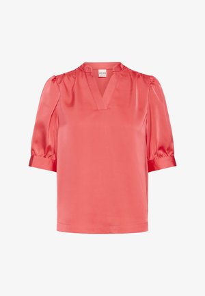 Koralfarvet satinbluse med V-hals og korte pufærmer. Glat tekstur og afslappet pasform, velegnet til både afslappet og formelt brug.