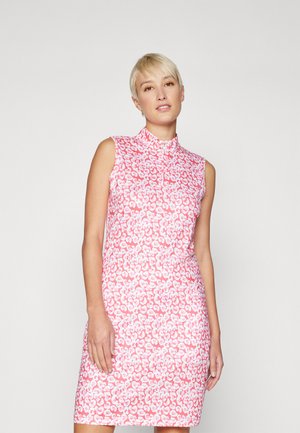 Robe sans manches rose avec un col, présentant un léger imprimé léopard. Fabriquée en tissu léger, silhouette ajustée.