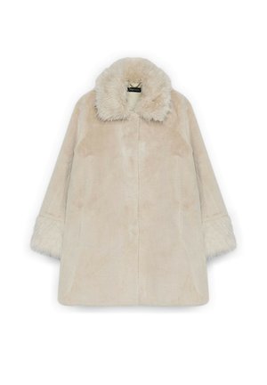 Abrigo de peluche sintético beige claro con un collar ancho, mangas largas, textura suave y un borde de pelo acentuado en los puños.