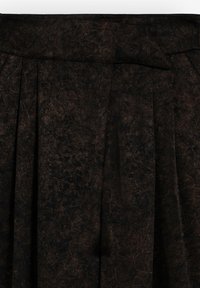 Bruine geplisseerde rok van textuurmateriaal, met een hoge tailleband en subtiel tonale patroon, met een over het geheel zachte afwerking.