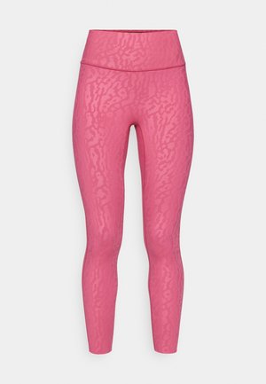 Leggings roses avec un motif léopard texturé, taille haute et longueur cheville, fabriqués en tissu extensible pour le confort.