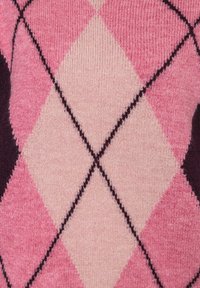 Gebreide trui met een ruitpatroon in tinten roze en crème, met zwarte accenten die de ruiten omlijnen. Zachte textuur.