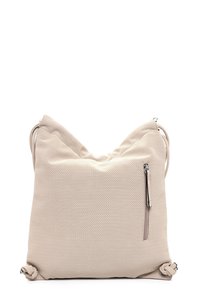 Bolso de tela perforada color beige claro con cierre en la parte superior y un bolsillo con cremallera en el lateral. Presenta tirantes anudados en las esquinas inferiores para un detalle adicional.