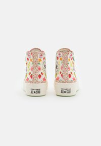 Wysokie sneakersy z kwiatowym wzorem w kolorze czerwonym, różowym i zielonym, z fakturowanym białym płótnem oraz gumową podeszwą z detalem logo.