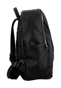 Sac à dos en cuir noir avec surface texturée, poche zippée et bretelles ajustables. Présente un motif géométrique sur un côté.