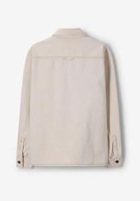 Chemise beige à manches longues vue de dos, avec des poignets à boutons et un petit détail de boucle en tissu sous le col.