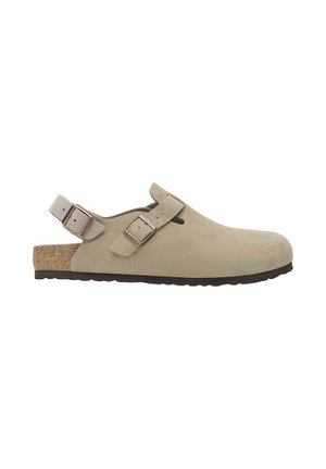 Zoccoli in suede beige con cinturini regolabili, soletta in sughero, punta rotonda e suola in gomma texturizzata. Design semplice e minimalista.