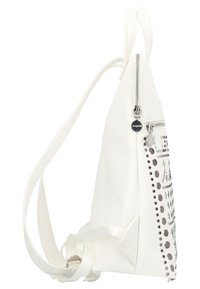 Zaino in pelle bianca con una silhouette snella, caratterizzato da borchie metalliche e una chiusura lampo laterale per un accesso sicuro.