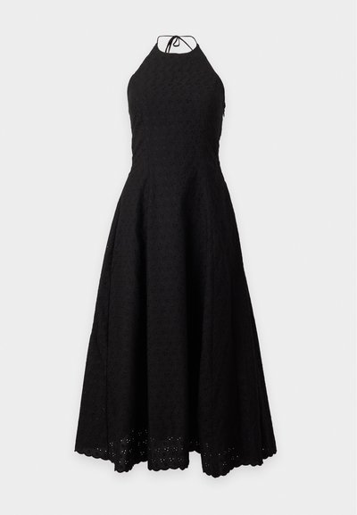 Μαύρο midi φόρεμα χωρίς μανίκια με halter neck, ύφασμα με μικρές τρύπες και κυματιστή ραφή, δένεται πίσω στον λαιμό.