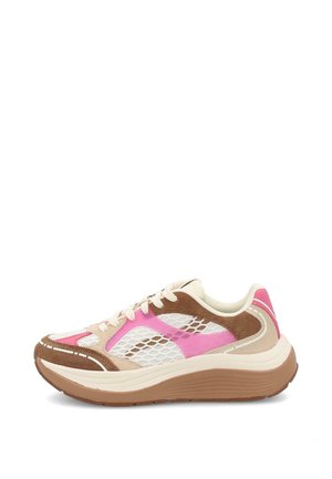 Damskie masywne sneakersy z białą siateczką, różowymi i brązowymi panelami z zamszu, beżowymi detalami, grubą beżową i brązową podeszwą oraz białymi sznurowadłami.