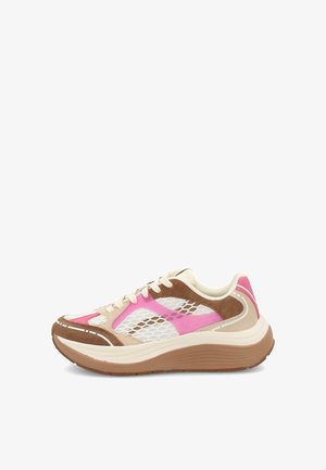 Baskets épaisses pour femmes avec mesh blanc, panneaux en daim rose et marron, détails beiges, semelle épaisse beige et marron, et lacets blancs.