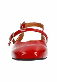 Rode lakleren ballerina's met een ronde neus, een dunne enkelband met een gesp, en een platte zwarte zool. Glad, glanzend oppervlak.